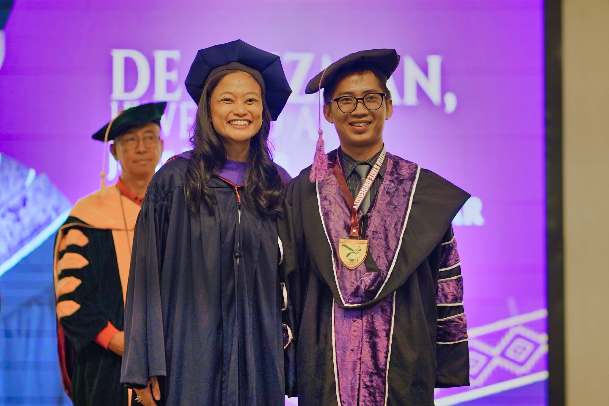24TH-GRAD-COL-PHOTOSET photo 16